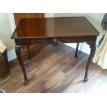 A GOOD QUALITY IRISH MID 18TH CENTURY MAHOGANY SILVER TABLE, with figured dish top, the frieze