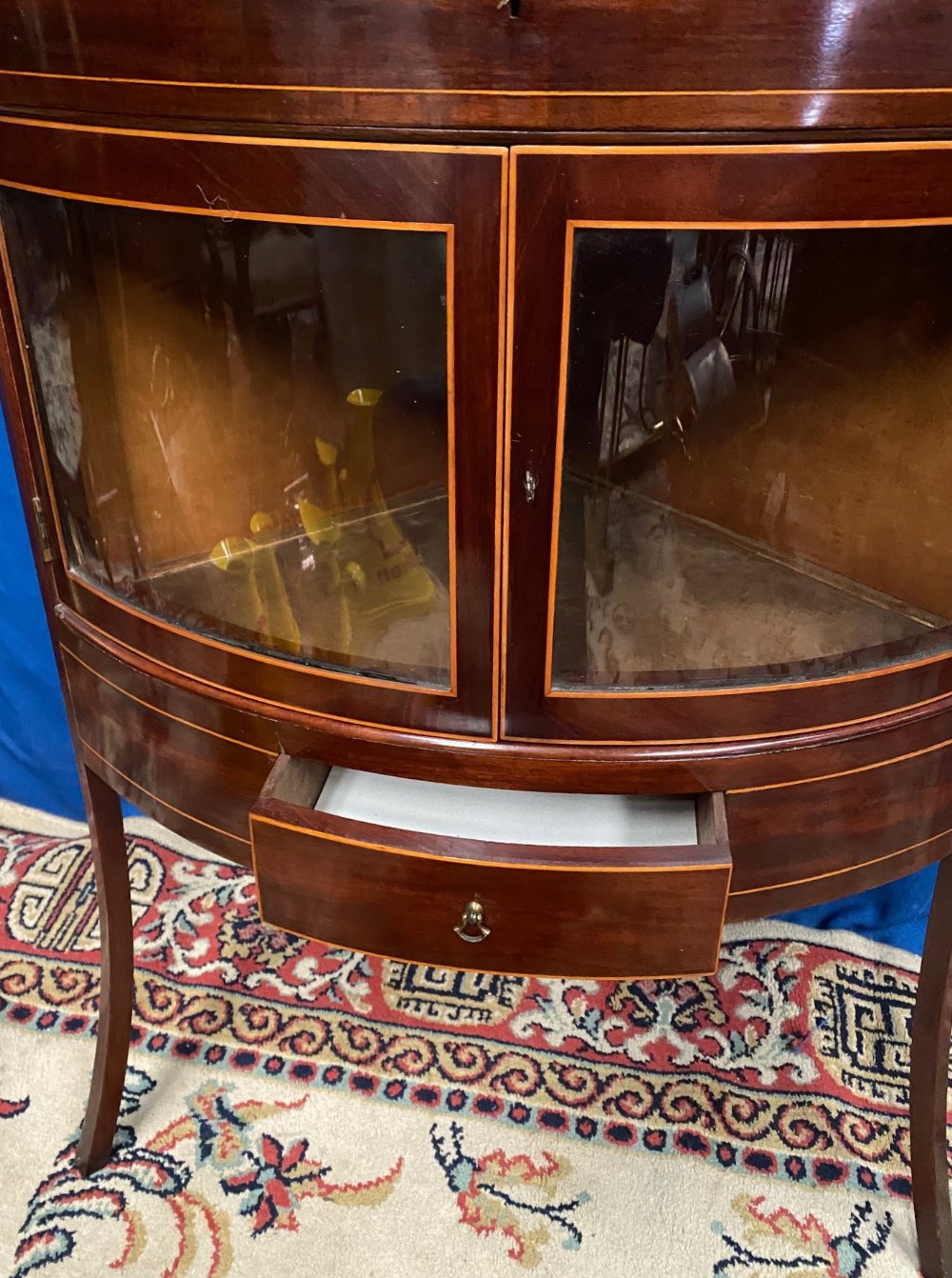 A VERY FINE WILLIAM IV MAHOGANY & SATINWOOD INLAID ‘CURIO’ / DISPLAY CORNER CABINET, with glazed - Image 4 of 5