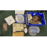 A MIXED LOT TO INCLUDE A WEDGEWOOD PLATE, VARIOUS TRAYS & A MELROSE ROYAL WORCHESTER TEA SET