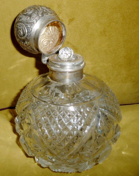 A LARGE EARLY 20TH CENTURY CUT GLASS PERFUME BOTTLE, with silver top and collar, the top opens to