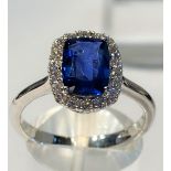 AN 18CT WHITE GOLD 18CT WHITE GOLD EXQUISITE OVAL CEYLON SAPPHIRE AND DIAMOND RING, the sapphire