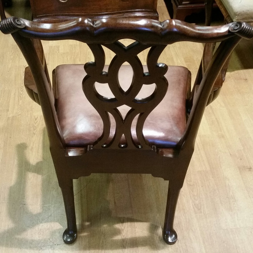 A RARE & WONDERFUL 18TH CENTURY IRISH CARVED MAHOGANY ARMCHAIR, with a shaped crest rail having - Image 5 of 12