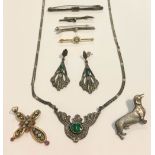 A MIXED JEWELLERY LOT TO INCLUDE A GOLD & DIAMOND CROSS SHAPED PENDANT, AN ART NOUVEAU STYLE EARRING