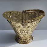A VERY GOOD QUALITY 19TH CENTURY POLISHED BRASS COAL / WOOD BUCKET, with swing handle and double