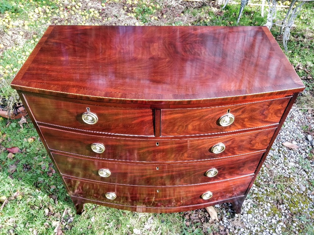 A VERY FINE GEORGIAN FIGURED MAHOGANY BOW FRONTED CHEST OF DRAWERS, circa 1800, with crossbanded and - Image 6 of 7