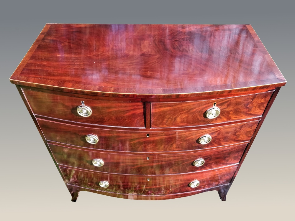 A VERY FINE GEORGIAN FIGURED MAHOGANY BOW FRONTED CHEST OF DRAWERS, circa 1800, with crossbanded and - Image 2 of 7