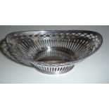 A GOOD QUALITY EARLY 20TH CENTURY OVAL SHAPED SILVER BON BON DISH, Amsterdam, 1909, with pierced