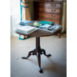 AN 18TH CENTURY IRISH MAHOGANY CIRCULAR TABLE c.1770, raised on tripod form cabriole legs