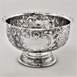 A GOOD QUALITY EARLY 20TH CENTURY SILVER CENTRE BOWL, decorated all over with artistic chased