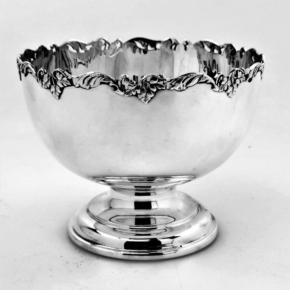 AN EARLY 20TH CENTURY EDWARDIAN SILVER CENTRE BOWL, Sheffield, 1904 by James Deakin & Sons (John & - Image 2 of 3