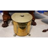 A VERY FINE EARLY 20TH CENTURY LIFT TOP COAL SCUTTLE with lion brass handles, standing on cast brass