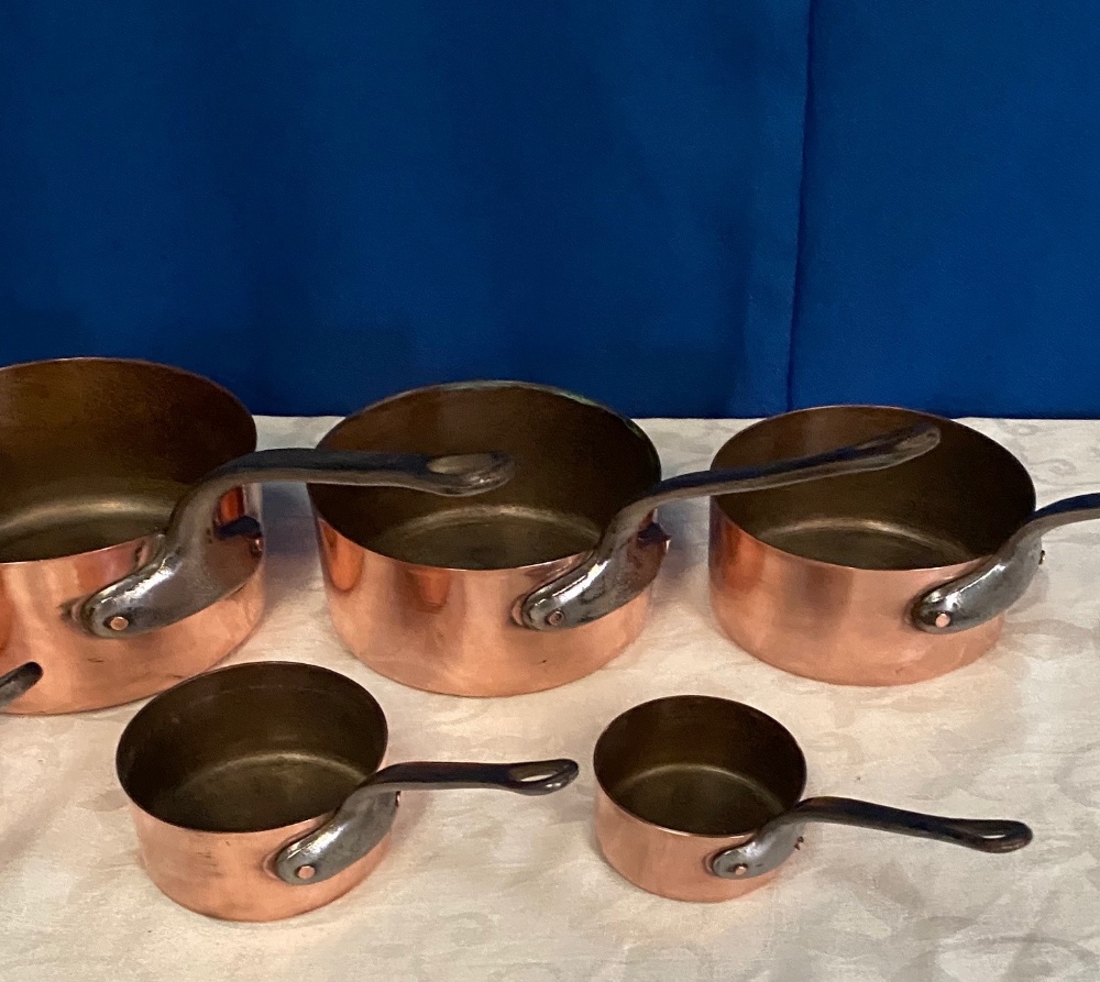 A SET OF COPPER SAUCEPANS - Image 3 of 3