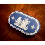 AN EARLY 19TH CENTURY WEDGWOOD OVAL JASPER BOX, 3.75in long