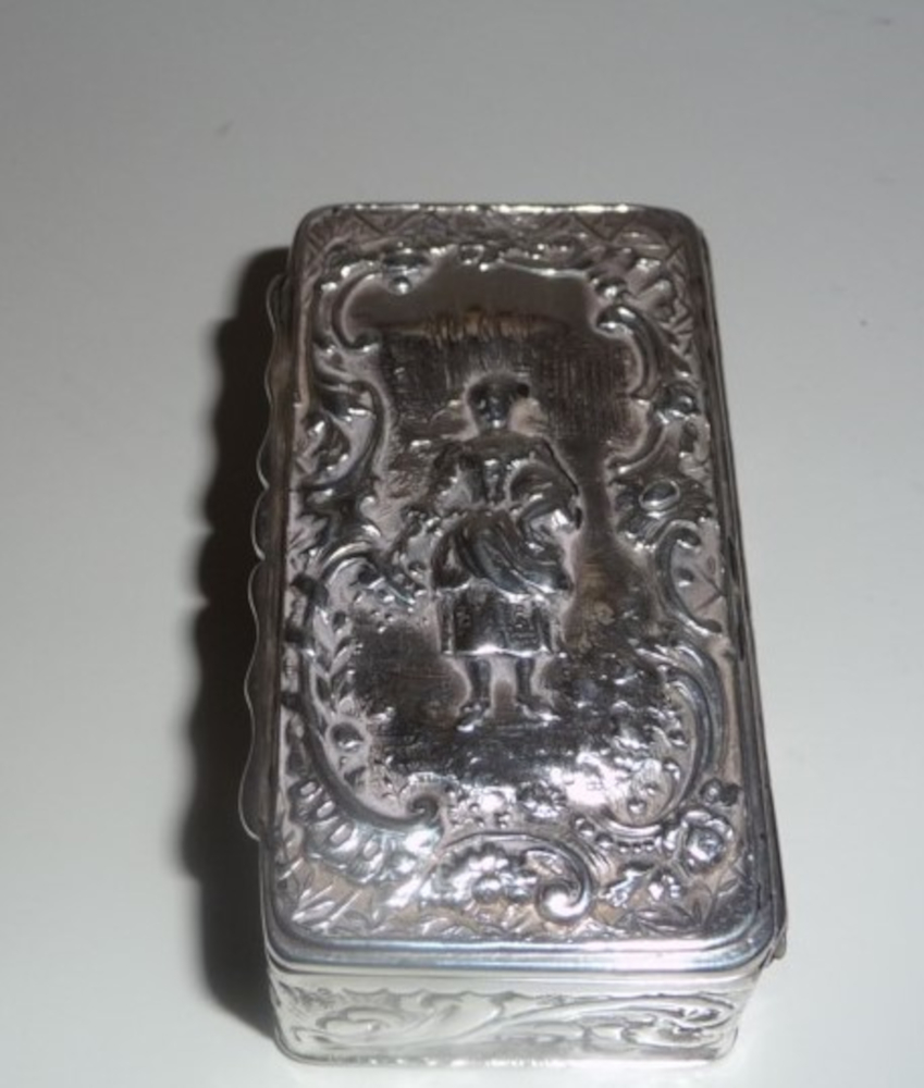 AN EARLY 20TH CENTURY SILVER SNUFF BOX, Chester, 1900, with ornately decorated body, having a - Image 2 of 4