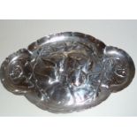 AN EARLY 20TH CENTURY SILVER DISH / TRAY, Birmingham, 1905, maker: William Comyns, decorated with