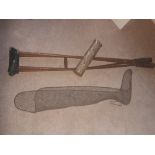 A MIXED LOT; INCLUDING: AN EARLY 20TH CENTURY MILITARY LEG SPLINT; pair of crutches and a brass