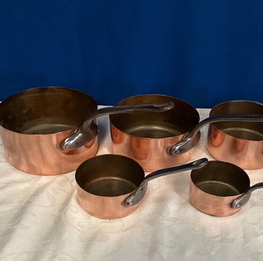 A SET OF COPPER SAUCEPANS - Image 2 of 3