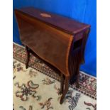 A MAHOGANY INLAID DROP LEAF SUTHERLAND TABLE, with serpentine butterfly wing top, having a shell