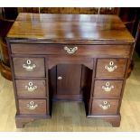 A MID 18TH CENTURY MAHOGANY KNEE HOLE DESSING TABLE / DESK, with figured mahogany top with thumb