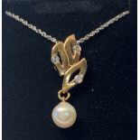 AN 18CT YELLOW GOLD PENDANT WITH DIAMONDS & A SINGLE CULTURED PEARL, on 18 inch gold chain