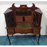 A VERY FINE EDWARDIAN INLAID MAHOGANY LADIES DESK OR VANITY TABLE, with raised inlaid back gallery