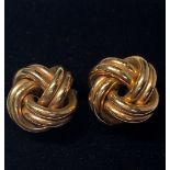 A PAIR OF 9CT YELLOW GOLD KNOT EARRINGS