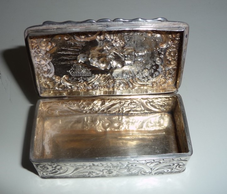 AN EARLY 20TH CENTURY SILVER SNUFF BOX, Chester, 1900, with ornately decorated body, having a - Image 3 of 4