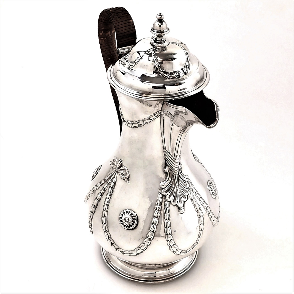 A RARE AND FINE LATE 18TH CENTURY IRISH SILVER COFFEE POT, Adams style, Dublin, date letter ‘Z’ - Image 3 of 4