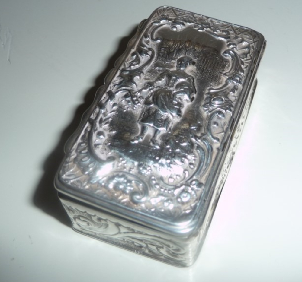 AN EARLY 20TH CENTURY SILVER SNUFF BOX, Chester, 1900, with ornately decorated body, having a - Image 4 of 4