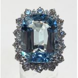 AN 18CT WHITE GOLD AQUAMARINE & DIAMOND RING, the weight of the Aquamarine is 20.00cts, and the