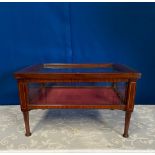 A MINIATURE MAHOGANY INLAID TABLE TOP GLAZED CURIO CABINET, 23cm (H) x 39.5cm (L) x 32cm (D)