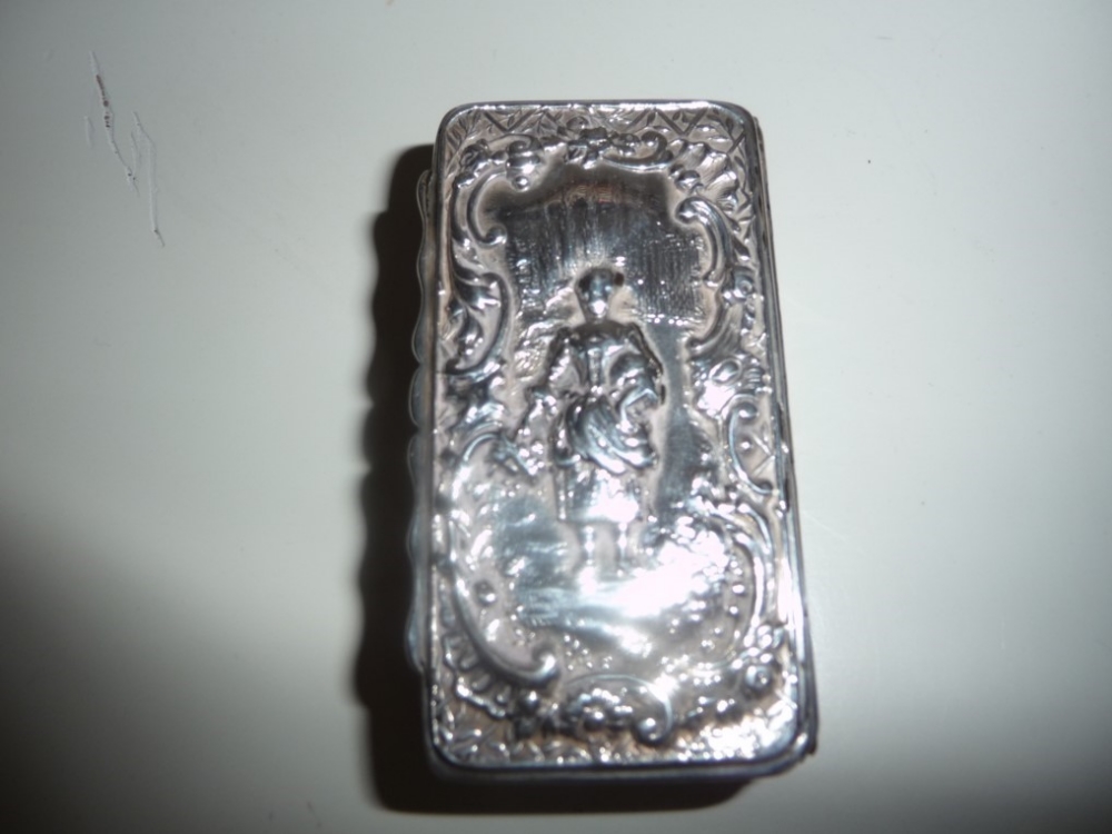 AN EARLY 20TH CENTURY SILVER SNUFF BOX, Chester, 1900, with ornately decorated body, having a