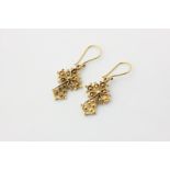 A pair of gold filigree drop earrings 7g