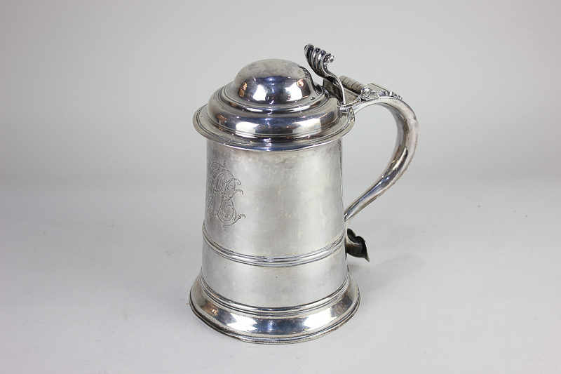 A George III silver tankard, with domed lid and scroll thumb plate, scroll handle with heart