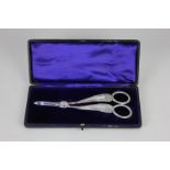 A pair of Edward VII silver grape scissors, maker Mappin Brothers, Sheffield 1907, 3.2oz, 17cm