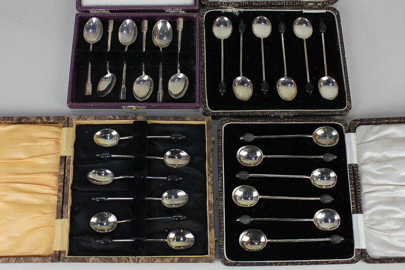 A cased set of six George V silver coffee spoons, with faceted handles, (a/f) Birmingham 1920 and