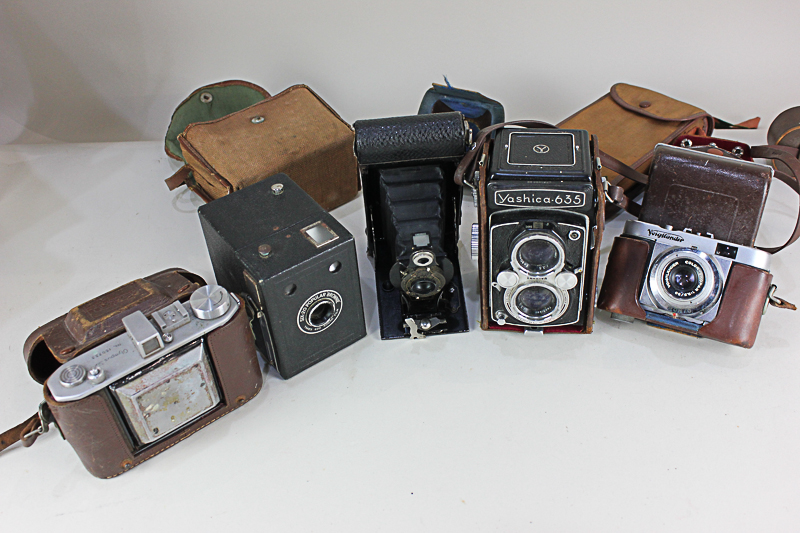 A collection of early 20th century cameras including a Kodak no.2 folding autographic brownie, a