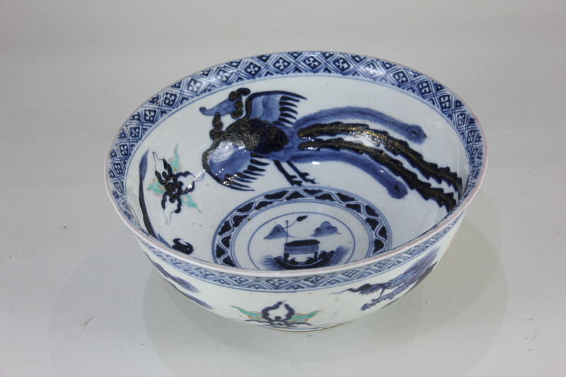 A Chinese porcelain blue and white bowl, decorated with a dragon and a hoho bird, character marks to