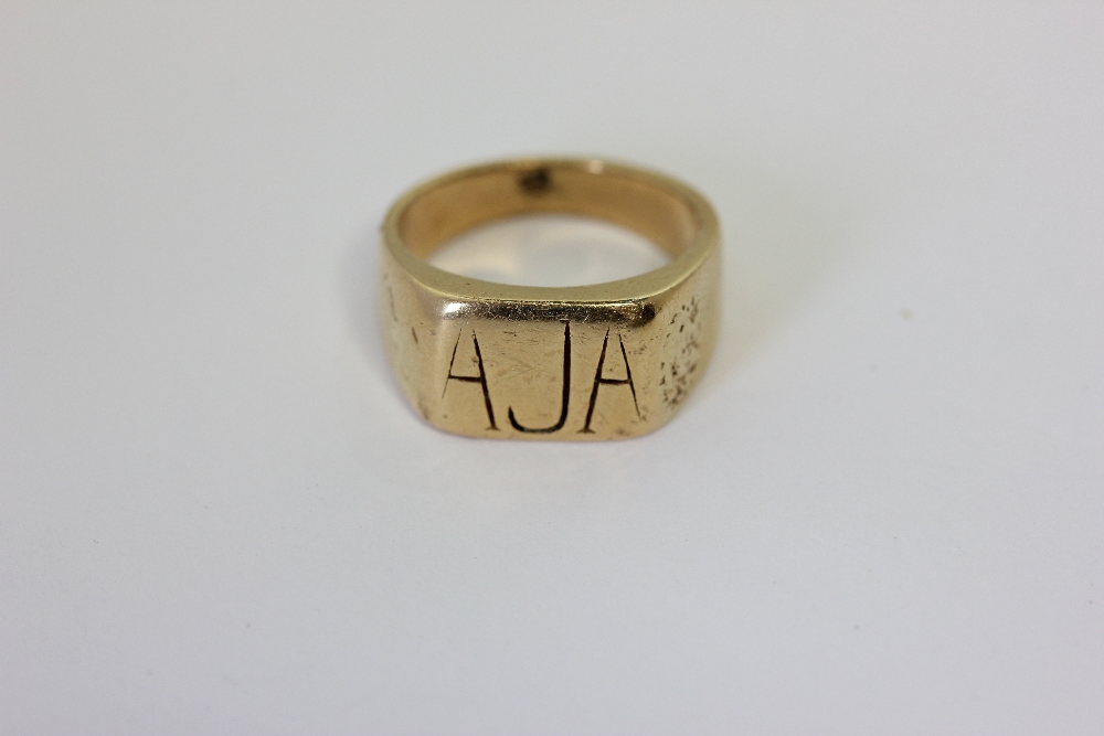 An 18ct yellow gold signet ring 10.2g