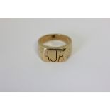 An 18ct yellow gold signet ring 10.2g