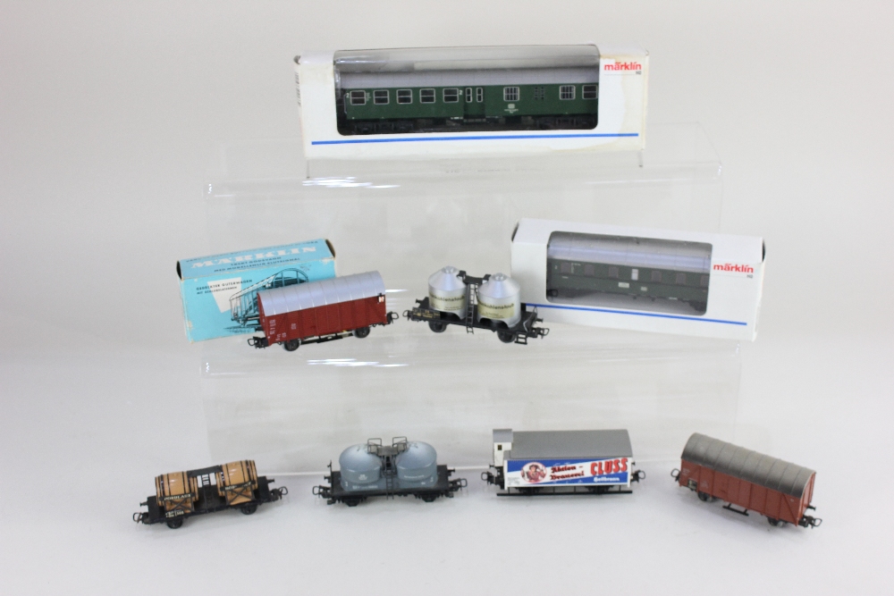 A collection of Marklin HO gauge model coaches and wagons, plastic and metal, to include a 4506 rear