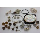 A small quantity of costume jewellery, including a Stretton compact and lipstick mirror