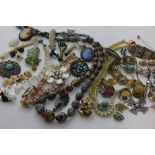 A quantity of costume jewellery