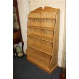 A small modern pine waterfall bookcase, with four shelves, on plinth base, 95cm