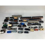 A collection of model railway, mostly '00' gauge, including two Tri-ang locomotives, four tenders,