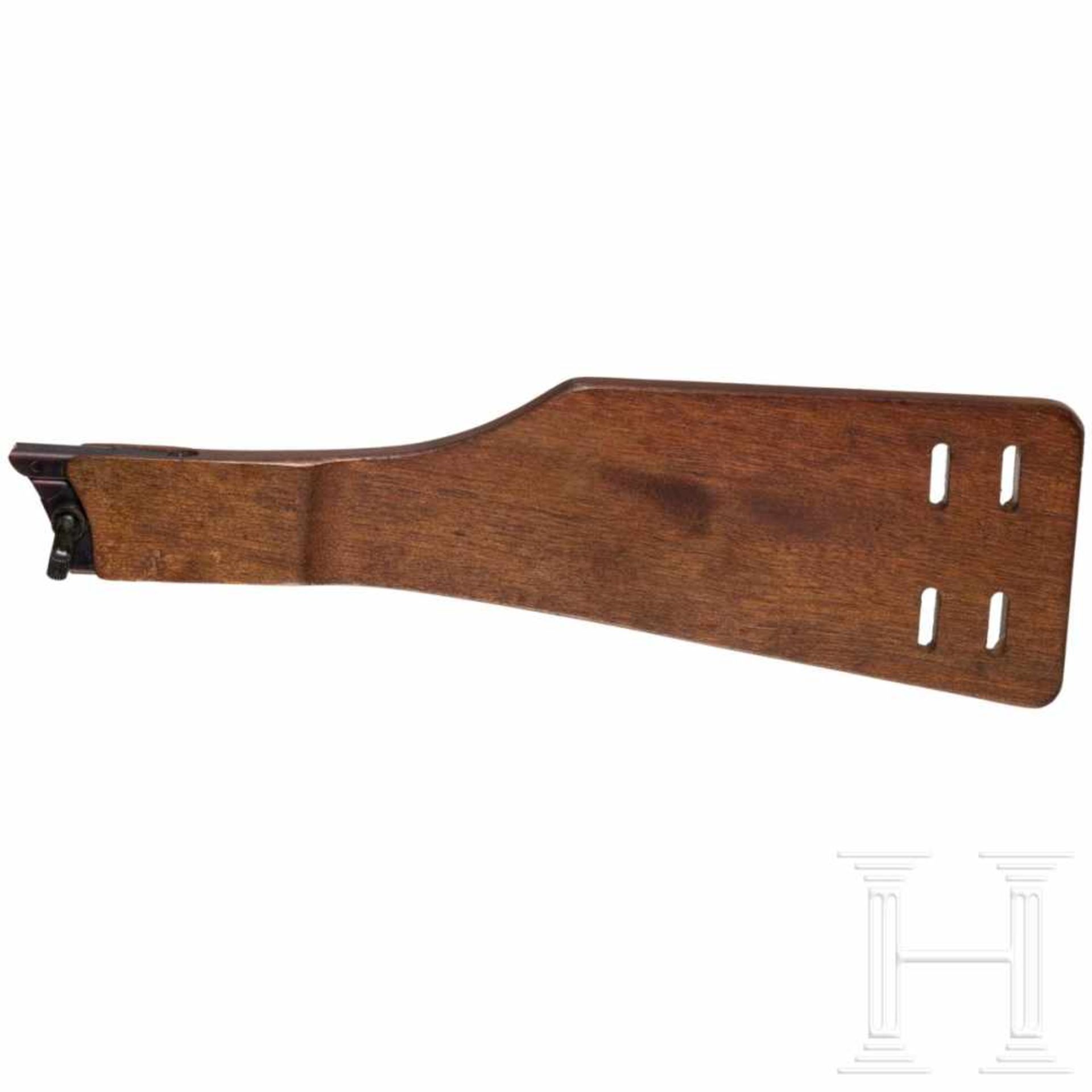 Anschlagbrett zur Pistole 08, DDRAus grobem, lackiertem Holz, Länge 36 cm. Brünierte Zwinge aus