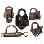 Five German padlocks, 17th to early-19th centuryUnterschiedliche schmiedeeiserne Vorhangschlösser.