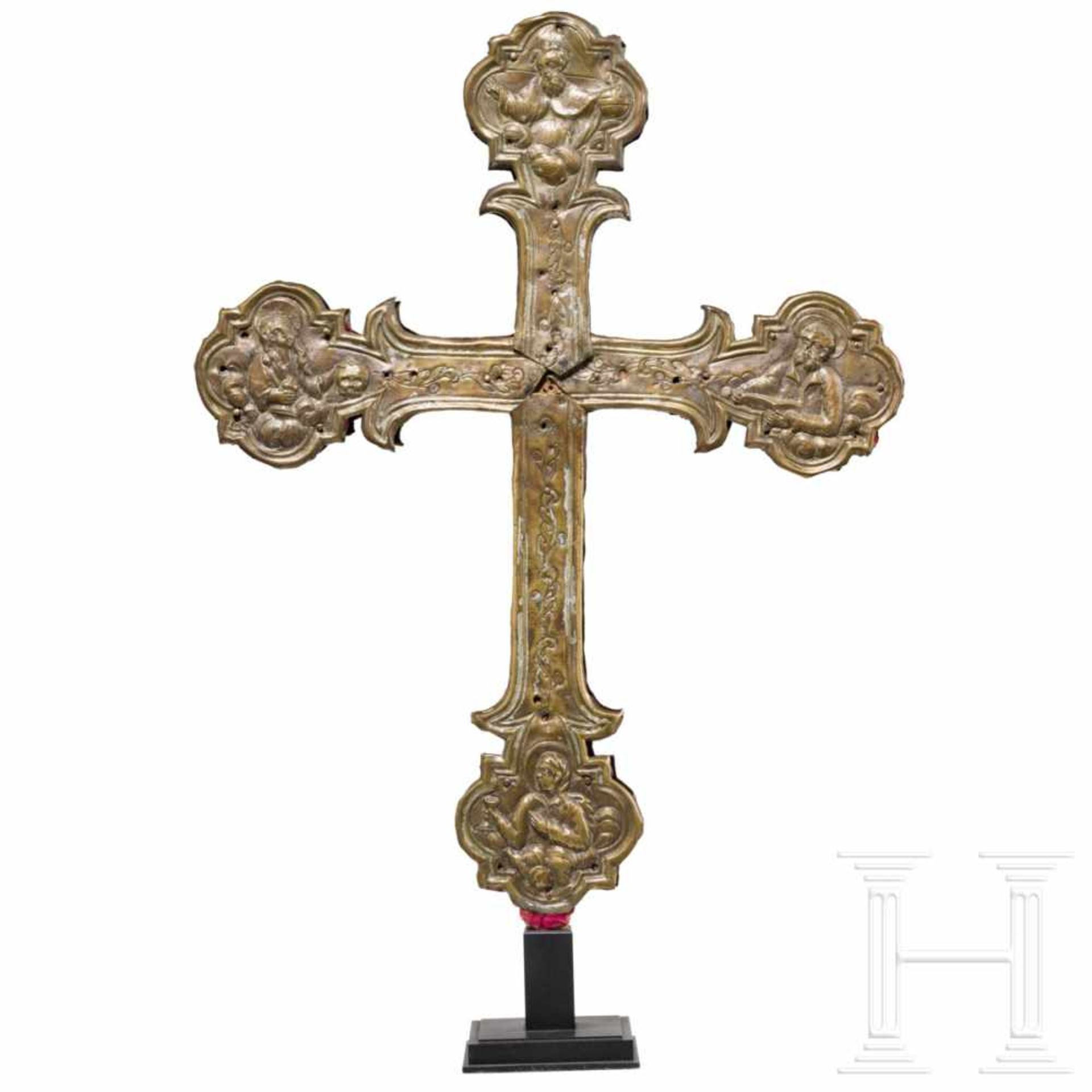 A rare French Baroque processional cross, 16th/17th centuryCarved wooden core. The front covered - Bild 3 aus 4