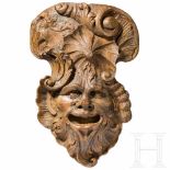 A carved Italian Baroque mascaron, mid-18th centuryEinteilig geschnitzter Maskaron aus Lindenholz.