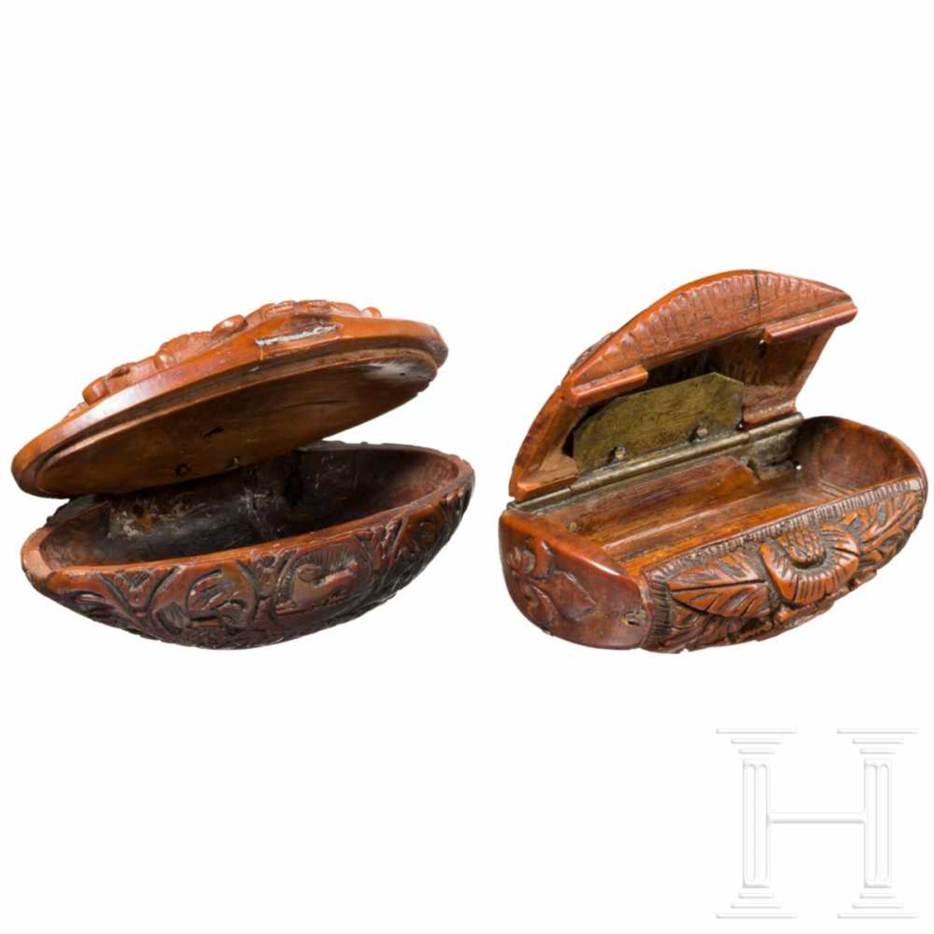 Two carved German boxwood snuff boxes, late 18th centuryTraces due to age and using. Partly restored - Bild 2 aus 4